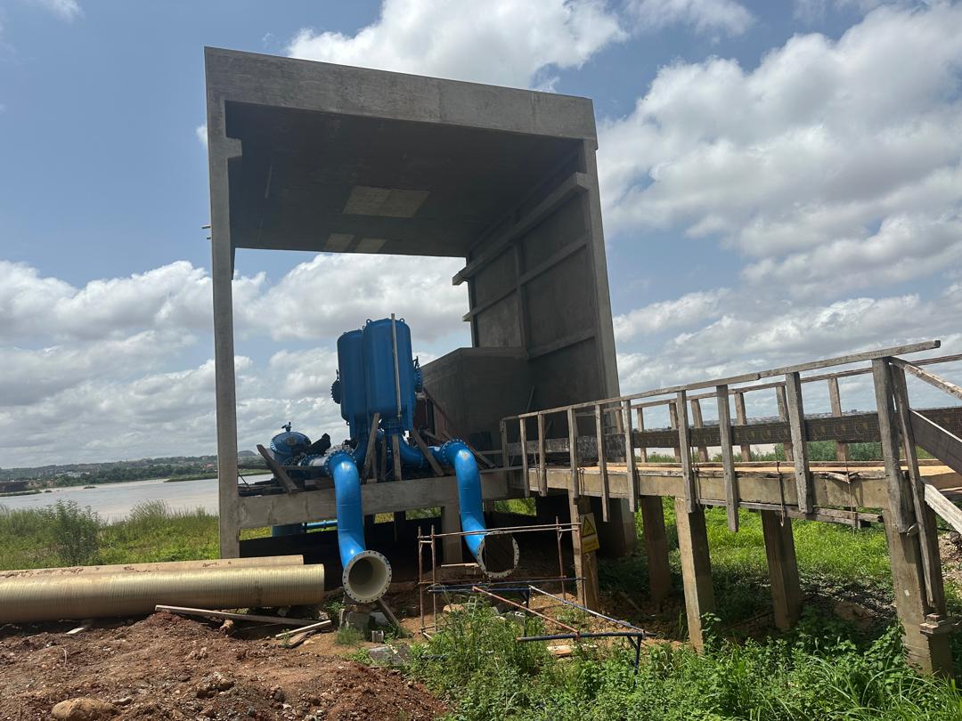 CONSTRUCTION ET ÉQUIPEMENT D’UNE PRISE FLOTTANTE D’EAU BRUTE DANS LE FLEUVE NIGER
