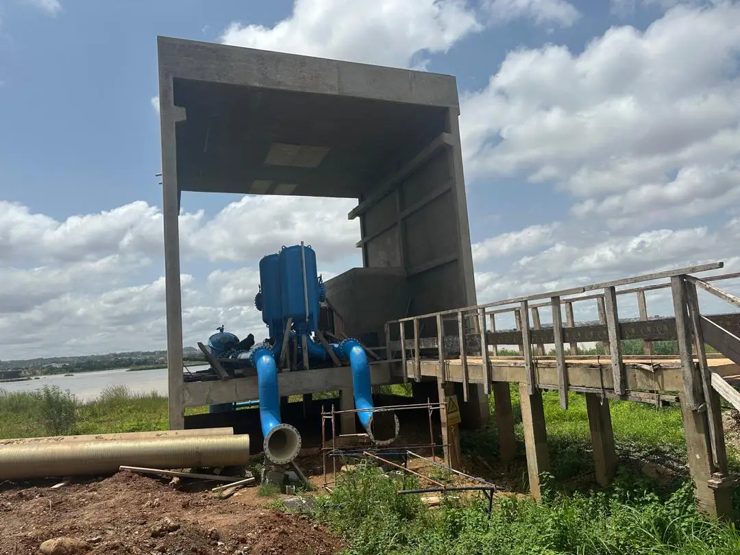 CONSTRUCTION ET ÉQUIPEMENT D’UNE PRISE FLOTTANTE D’EAU BRUTE DANS LE FLEUVE NIGER